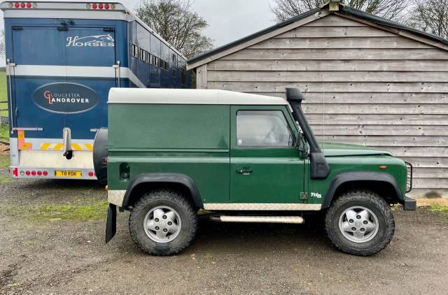 Land Rover Defender 2.5 Hard Top Td5 Four Wheel Drive Diesel Green